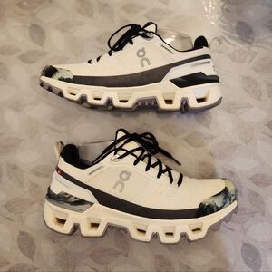 On Cloud Running Cream and Black Waterproof Trail Shoes Women's Size 8